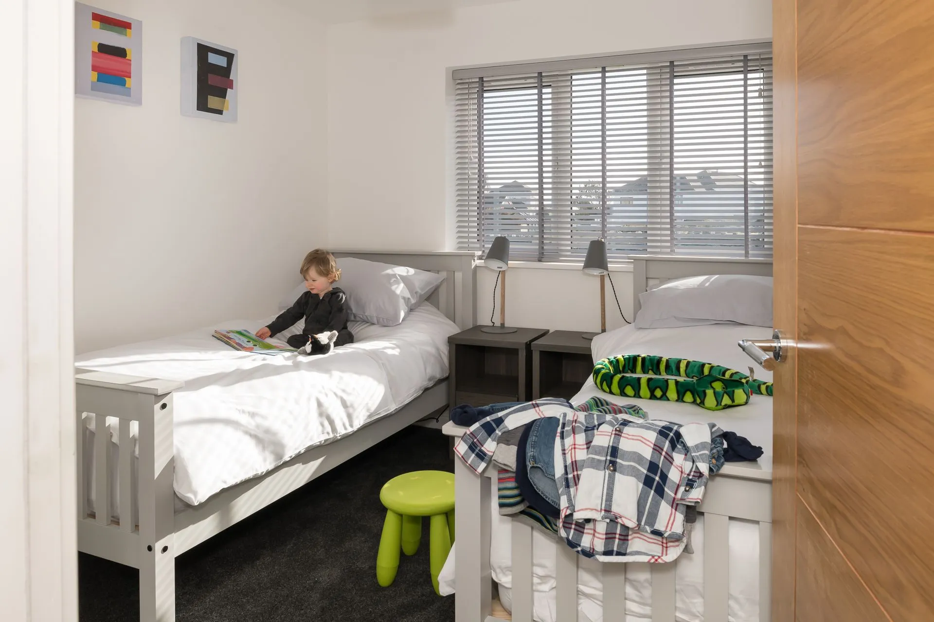 Cadair Arthur - twin bedroom child on bed