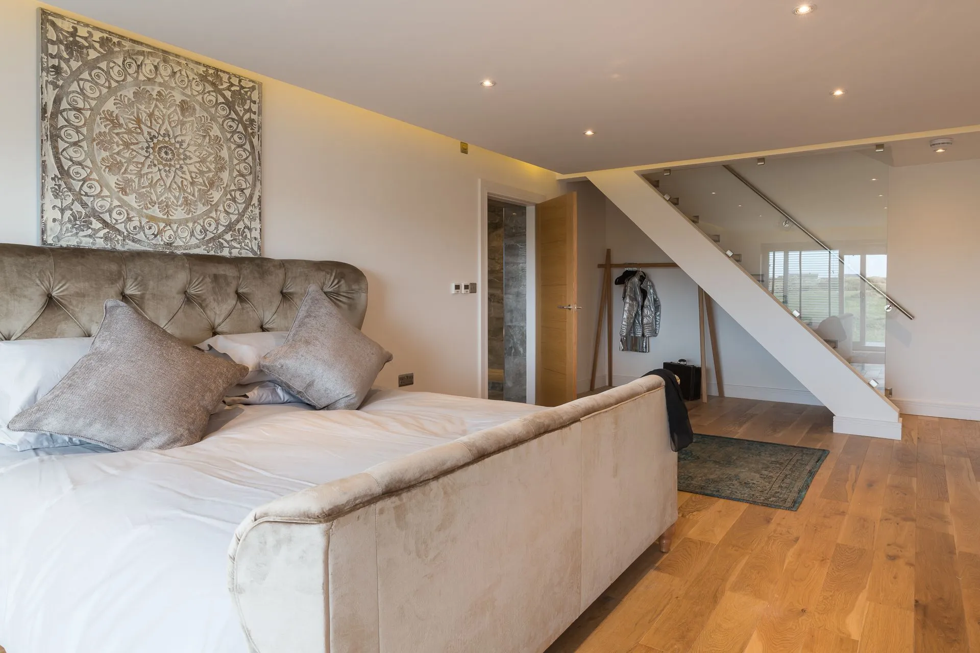 Cadair Arthur - master bedroom downstairs