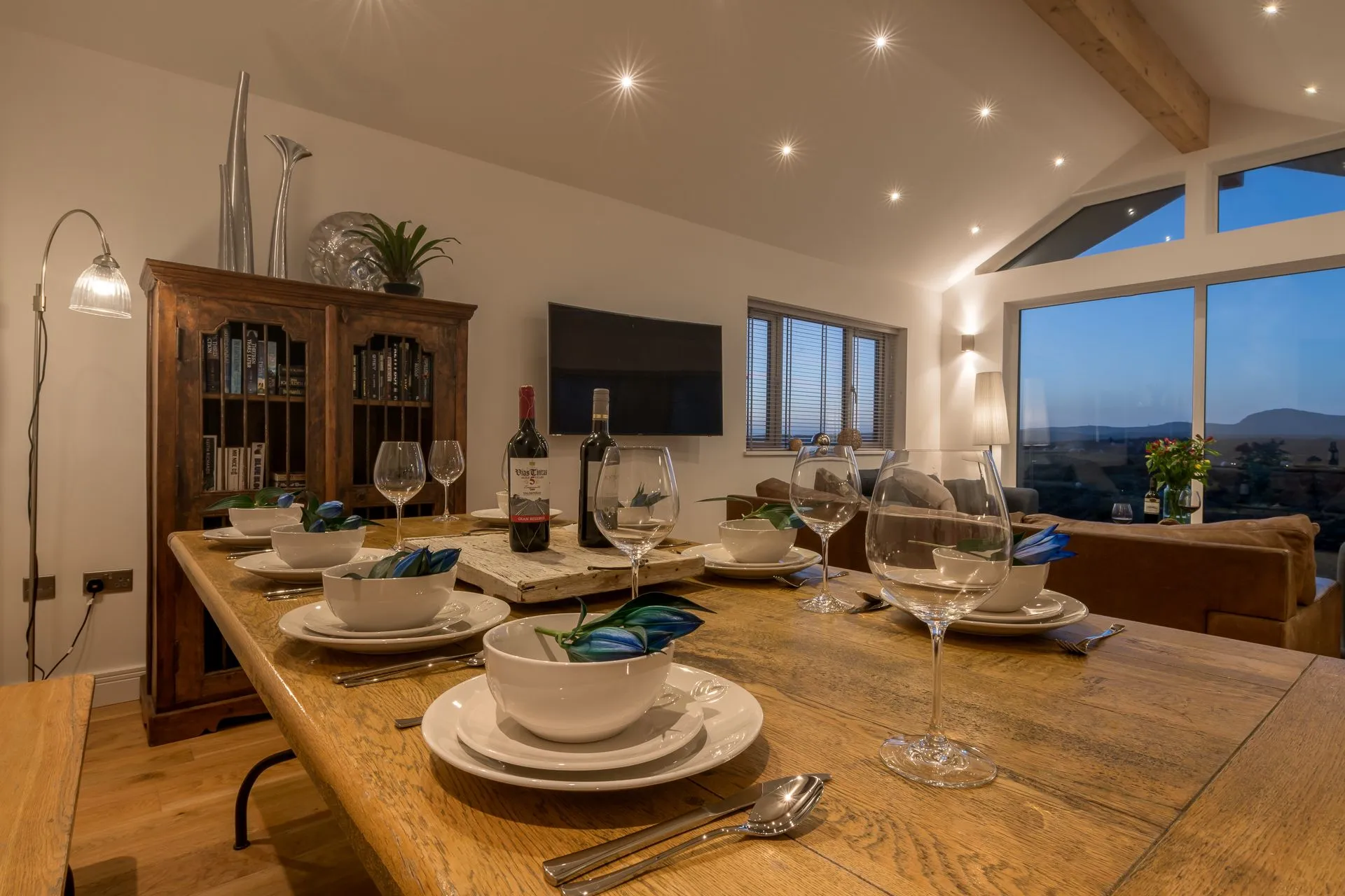 Cadair Arthur dining table