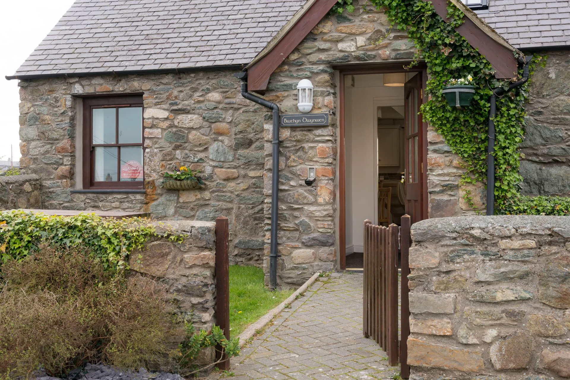 Bwthyn Dwynwen Entrance - Aberffraw 