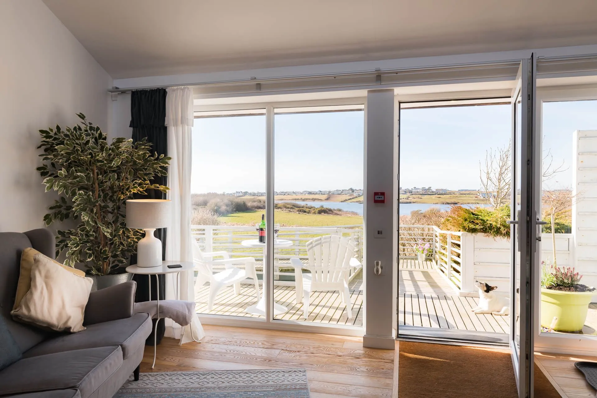 Owain's Lake View - Living Room