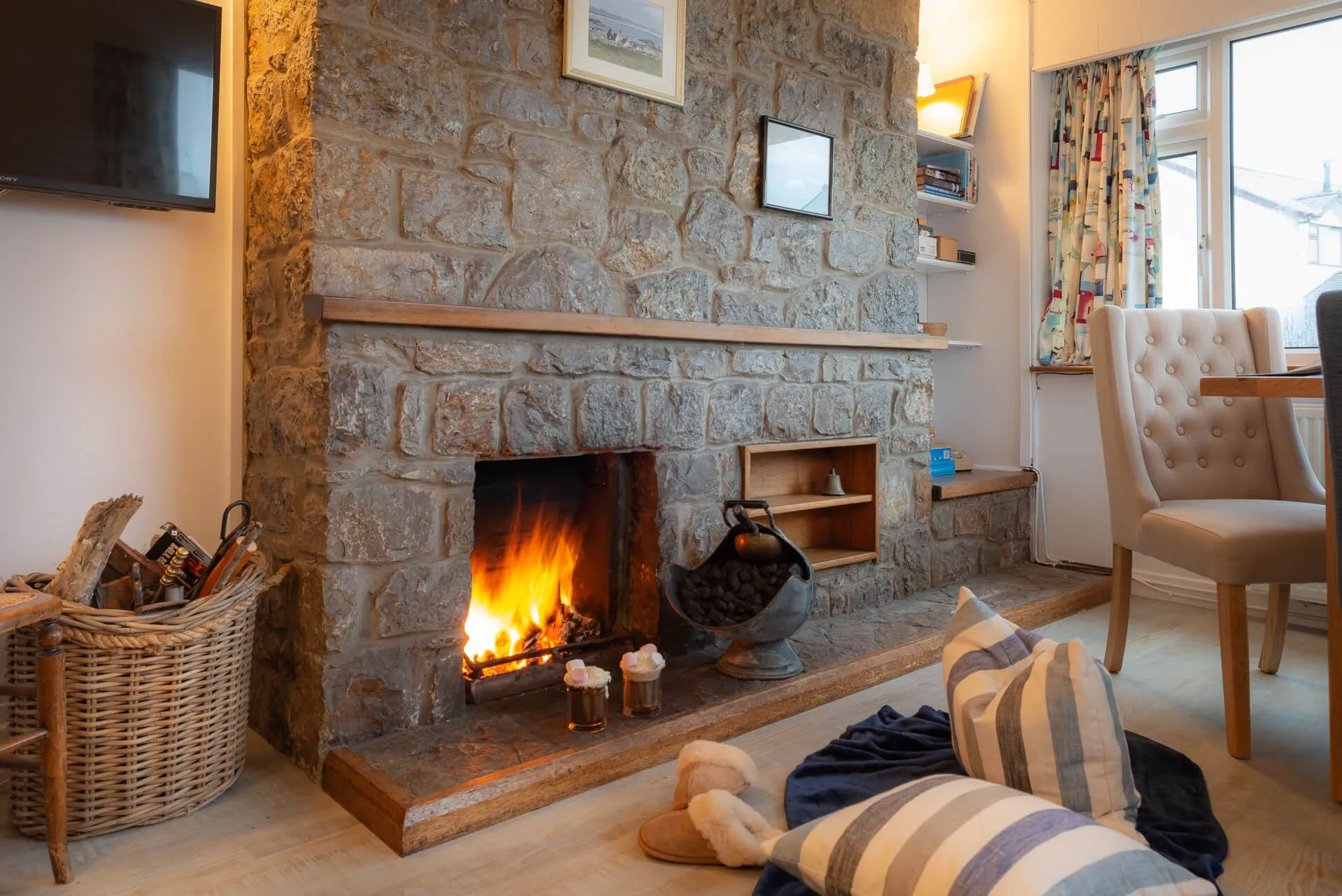Marimar - Living Room Fireplace