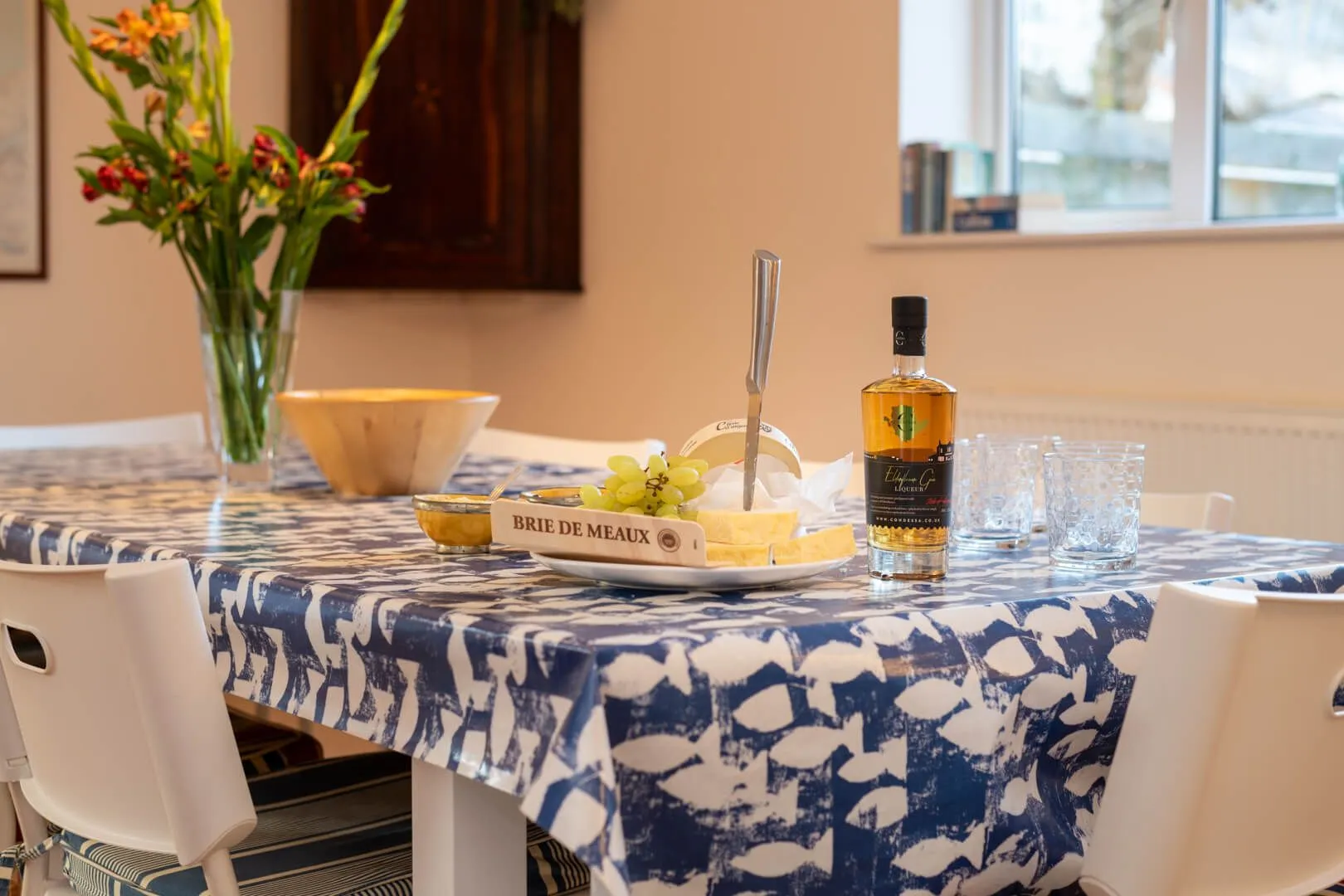 Lagwn Glas dining table