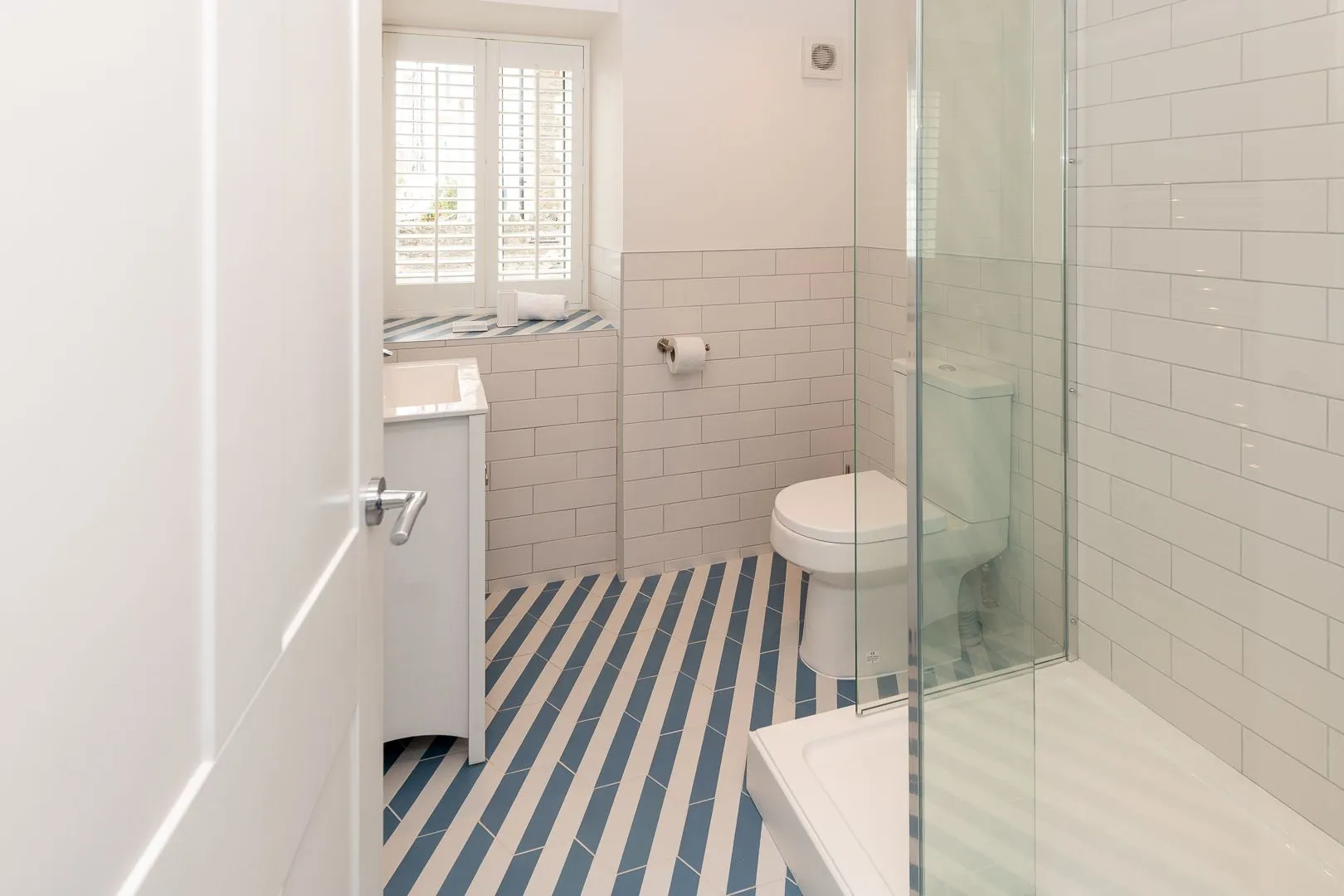 Llys Y Celeste shower room