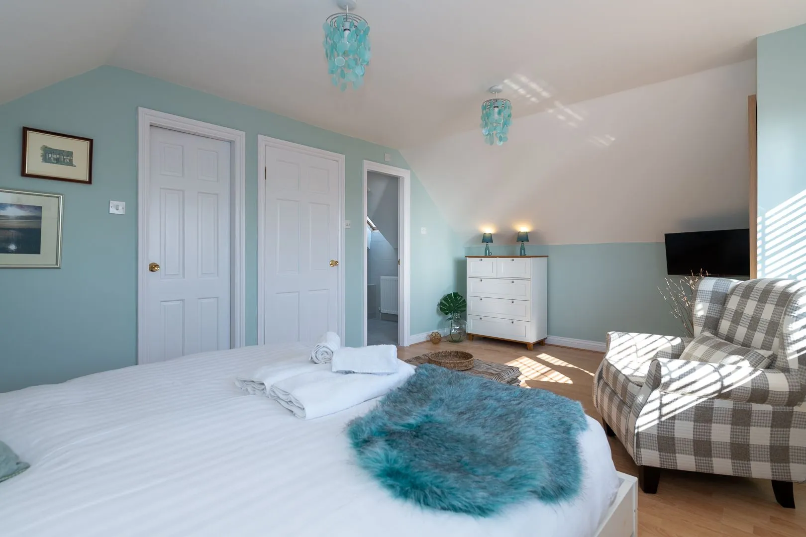 The Moorings - Upstairs superking with door to ensuite
