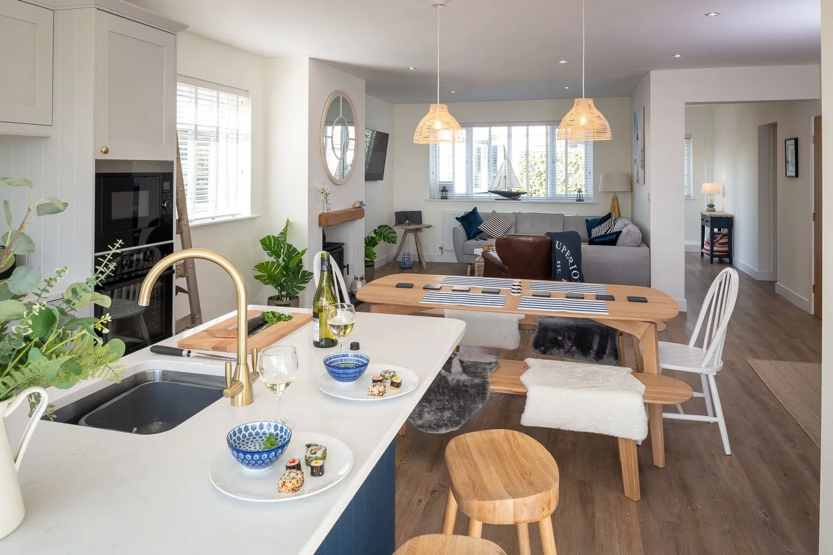 Off the Hook - Kitchen island and lounge