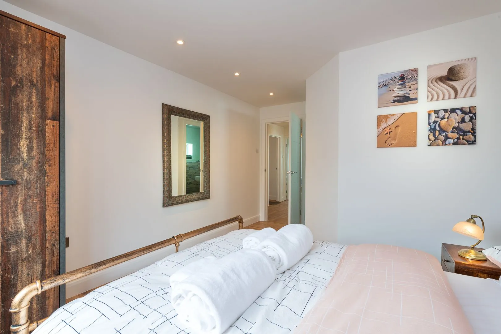 Faraway king room