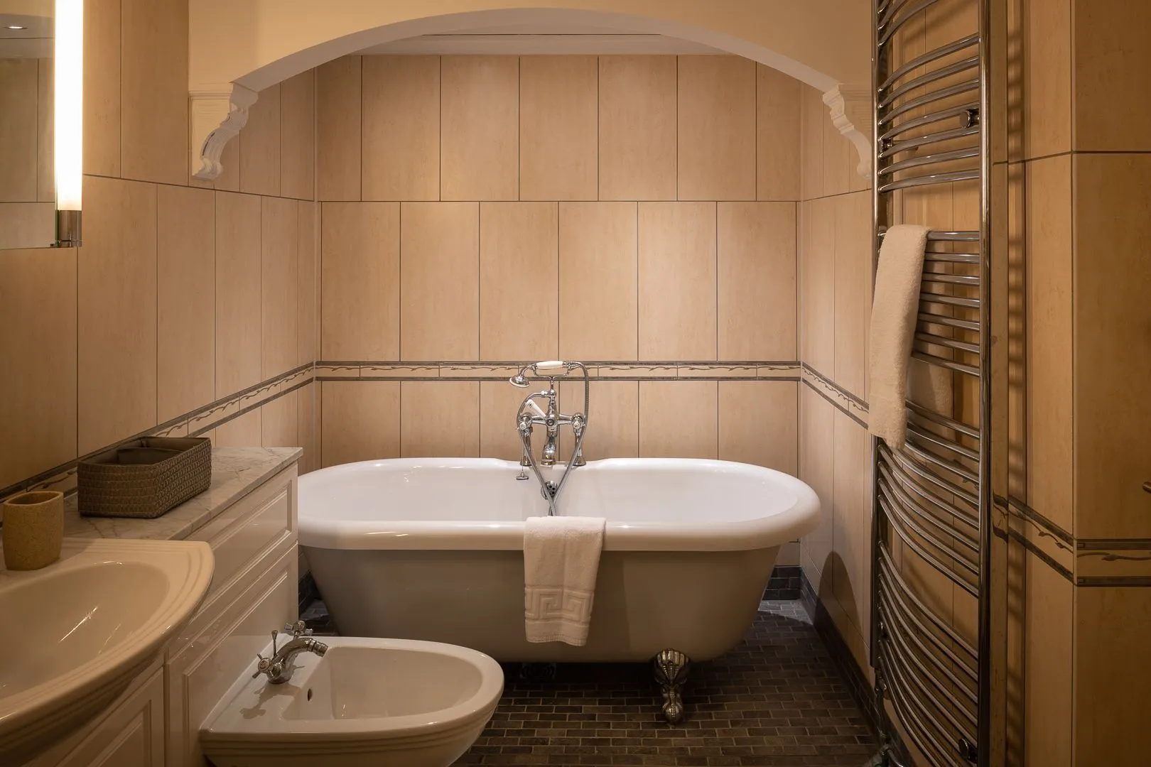 White Cottage Super-King En-Suite
