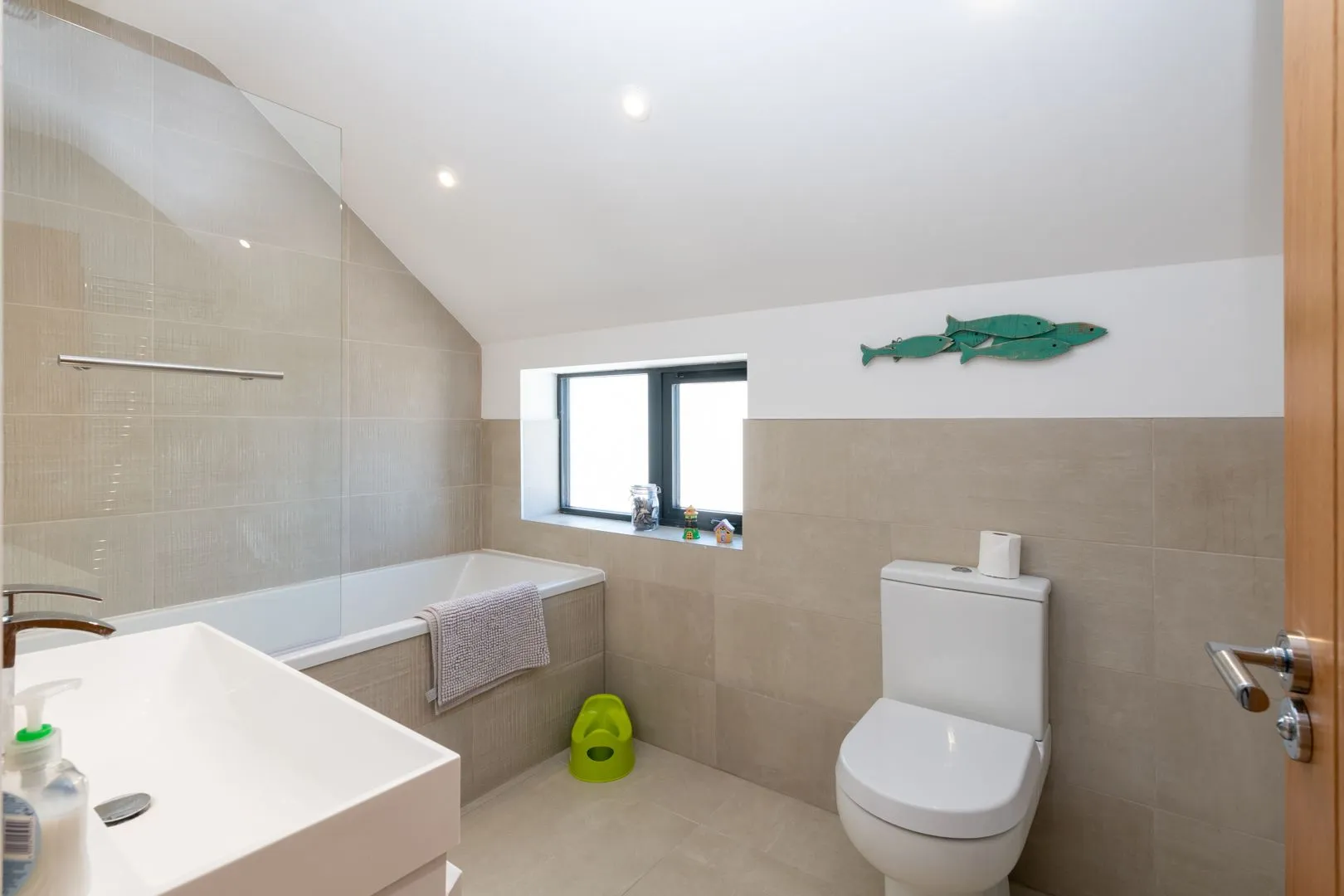 Trem Y Don Family Bathroom