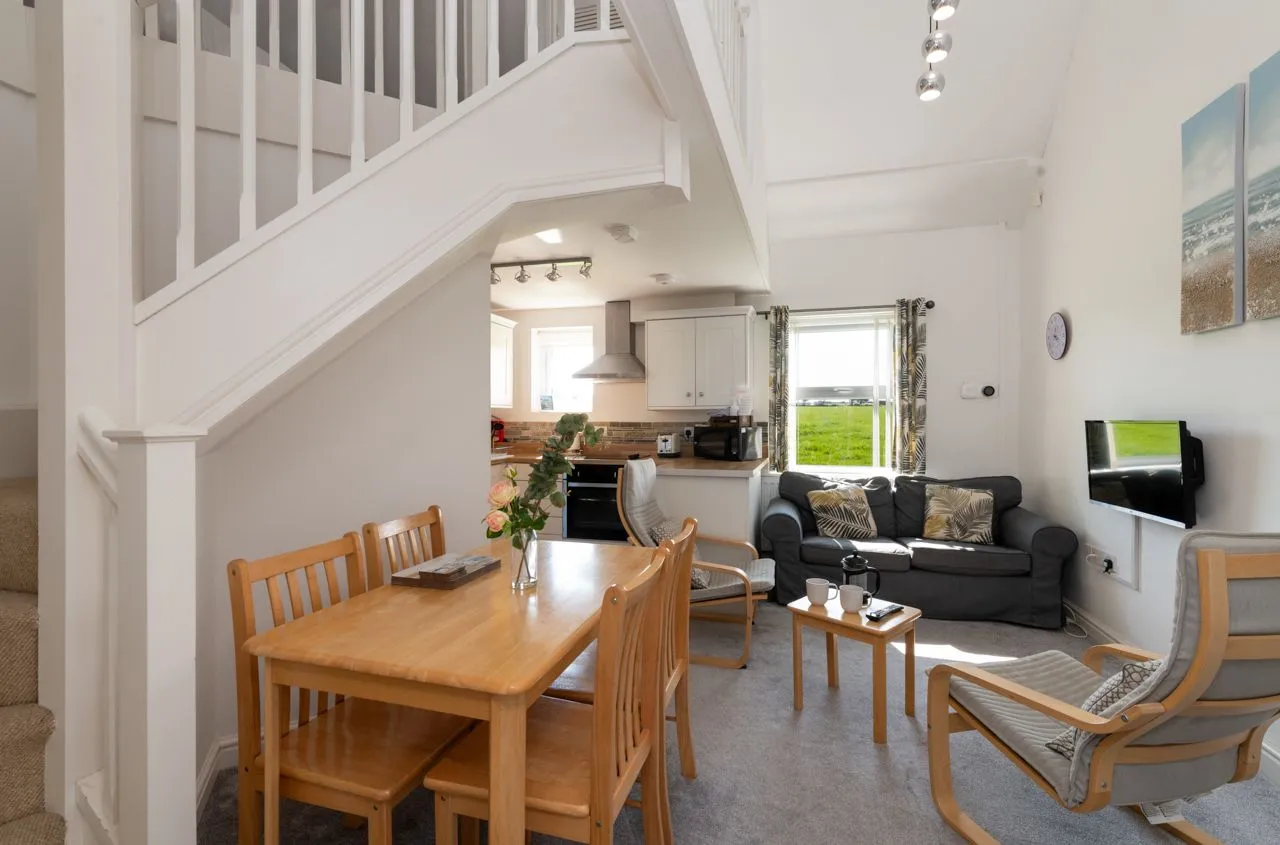 Bwthyn Dwynwen Dining and living area