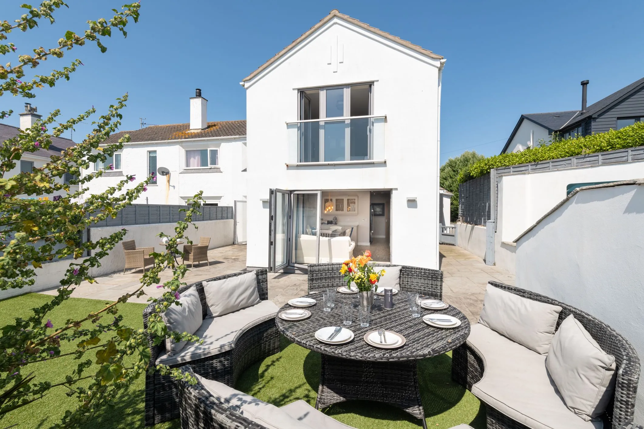 Out of the blue - Garden table and rear elevation
