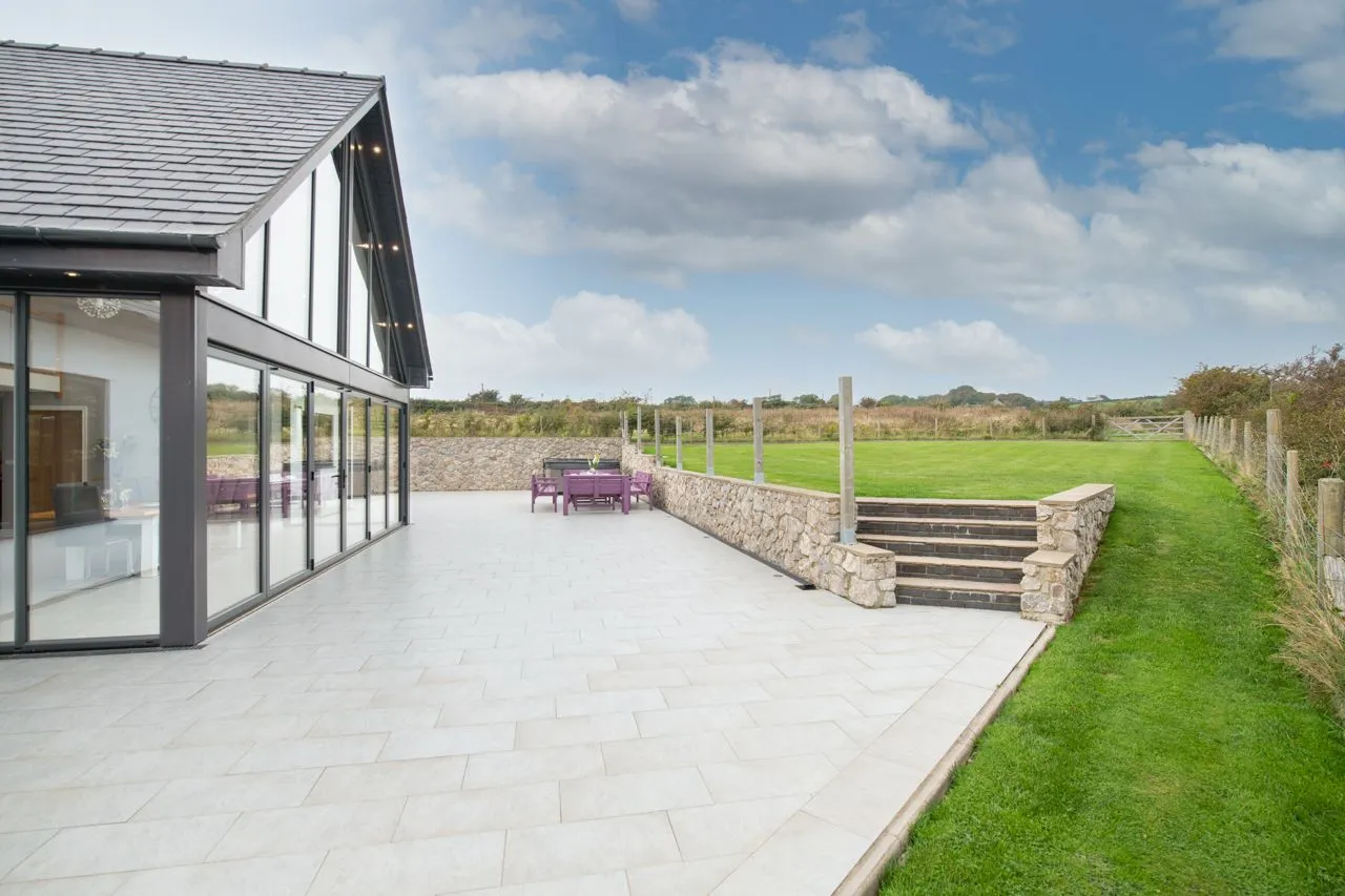Ty Rhos Newydd Patio
