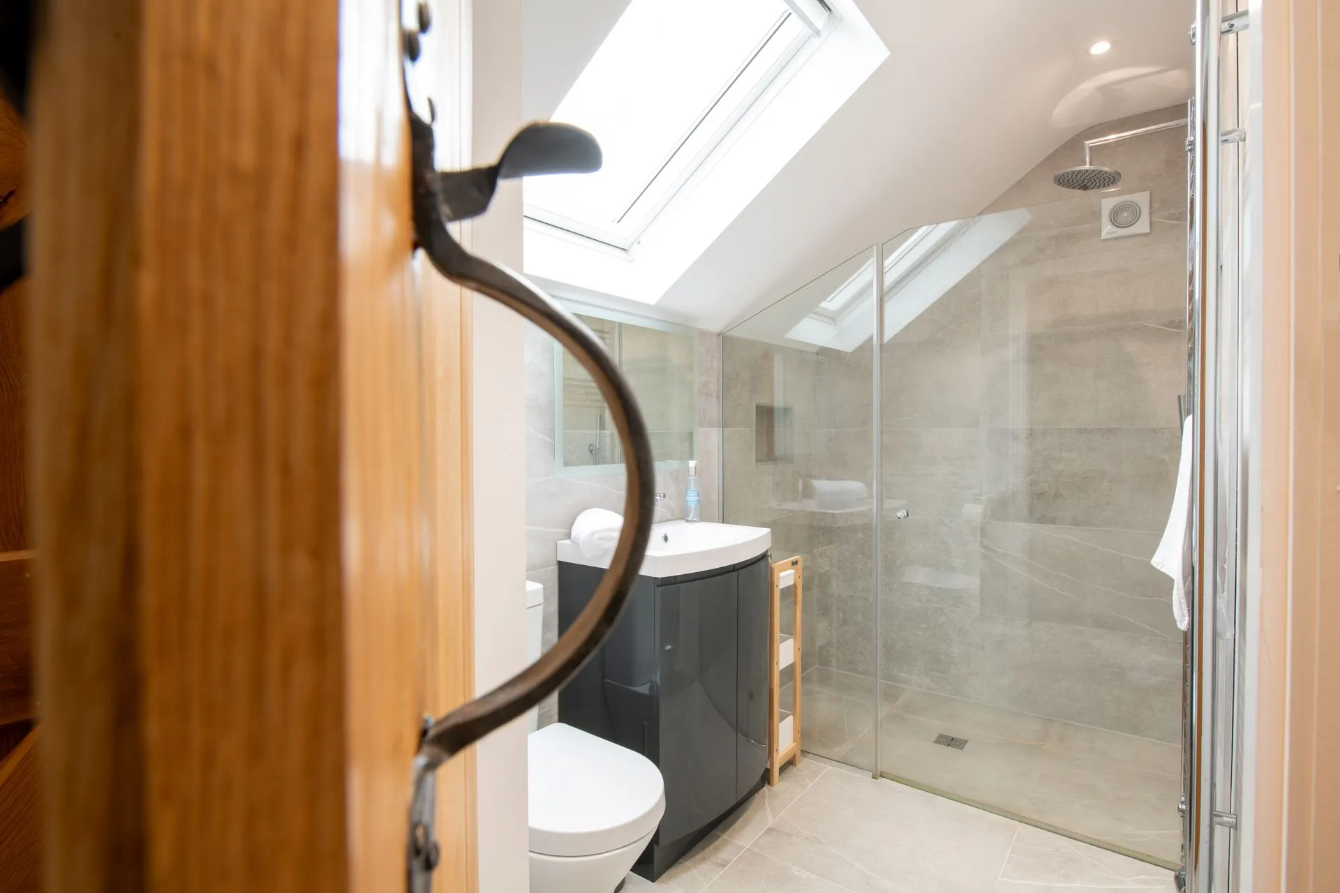 Fronallt - main bedroom ensuite