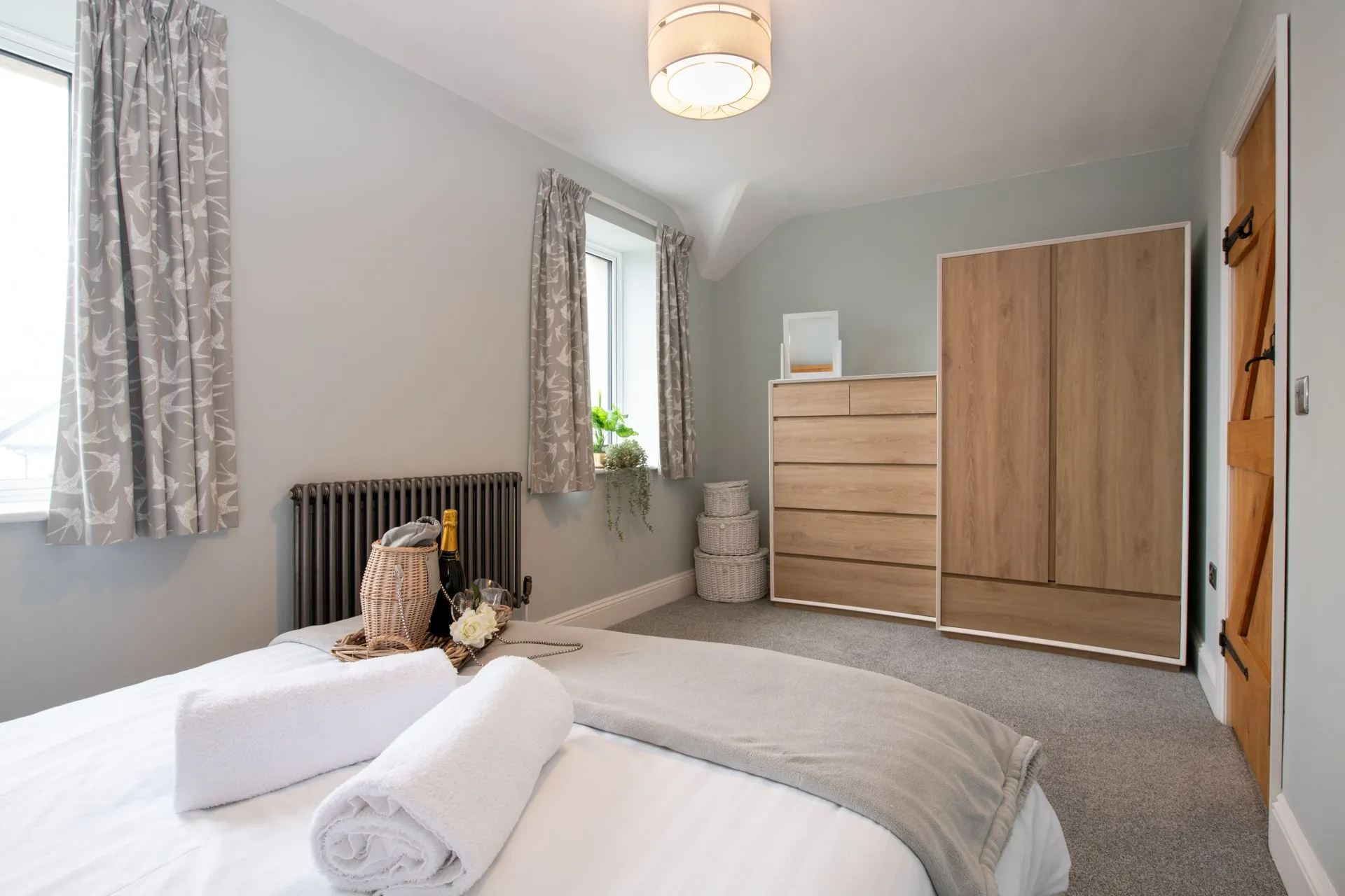 Fronallt - king bedroom with furniture