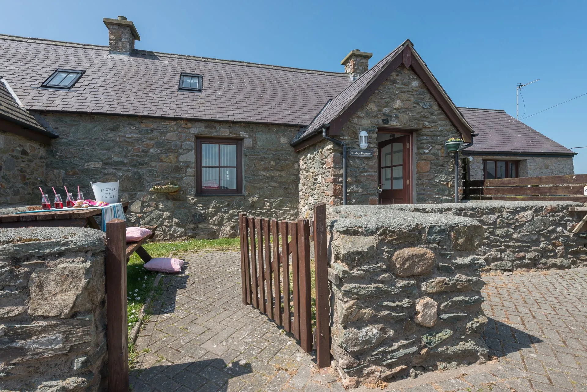 Bwthyn Branwen Gate to property