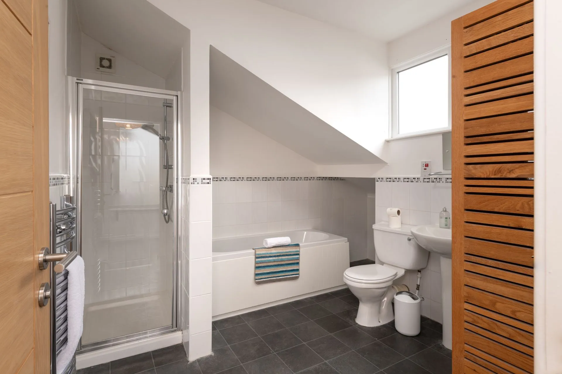 Cae Cloc bathroom