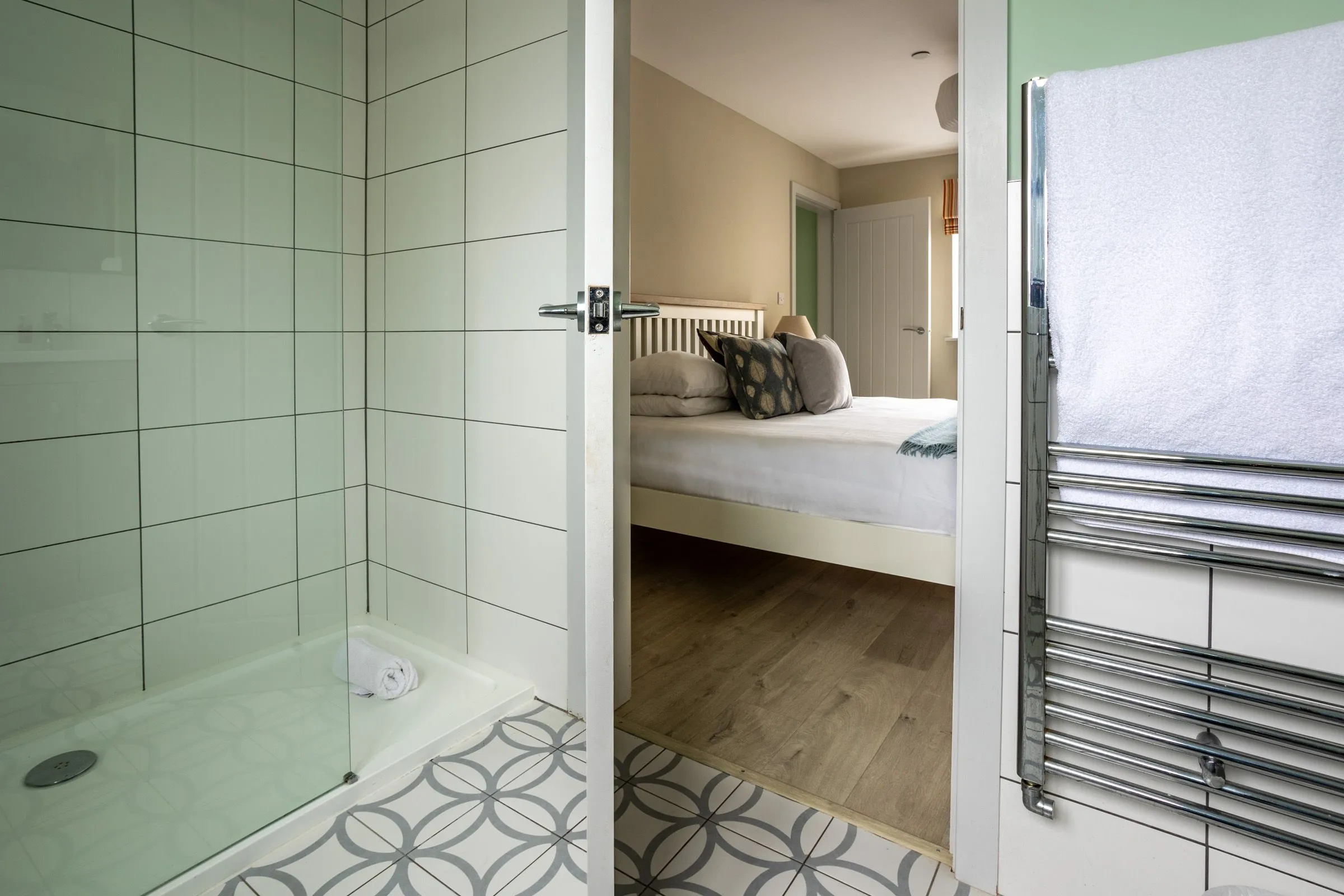 Awelfa Downstairs bedroom en-suite