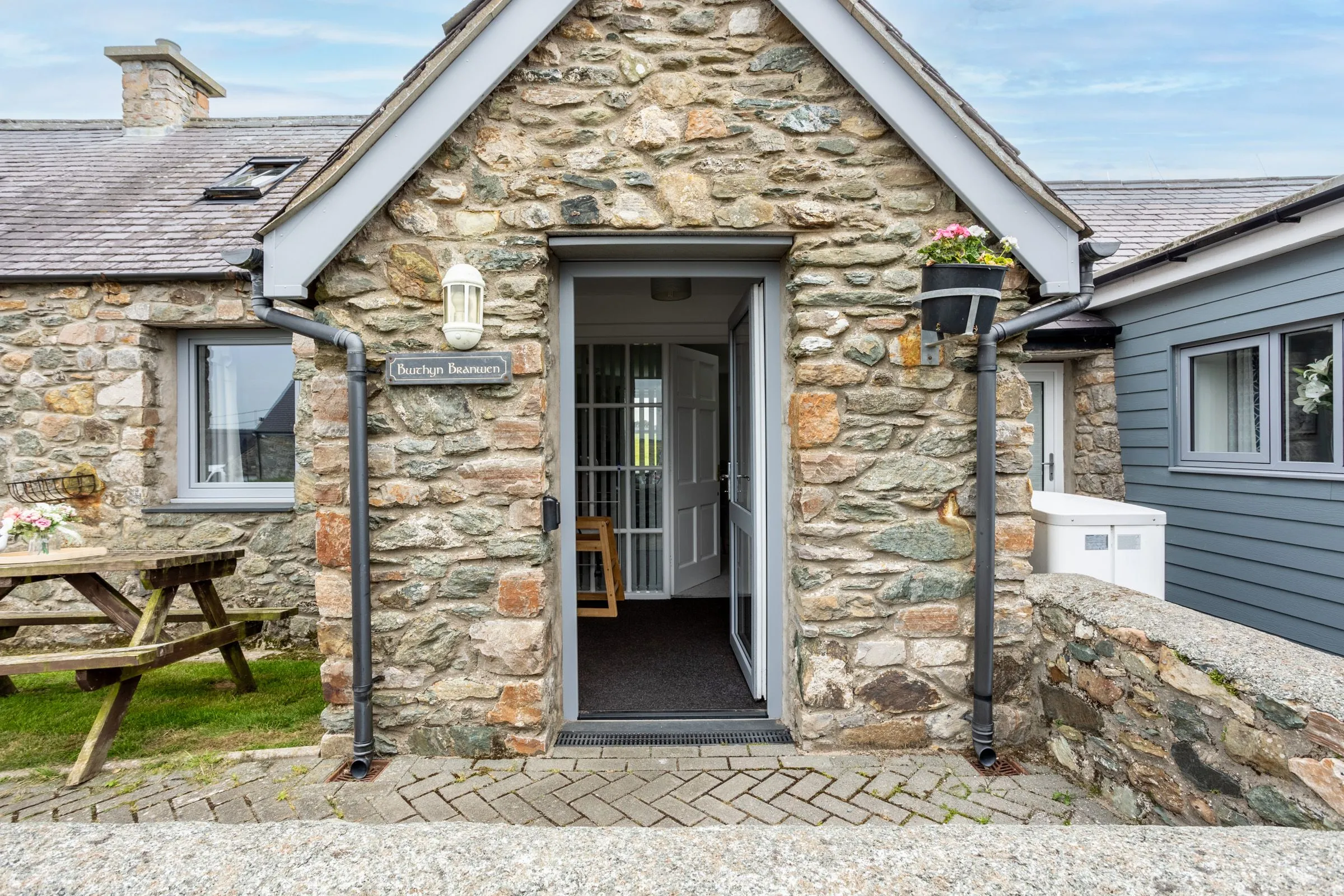 Bwthyn Branwen front entrance