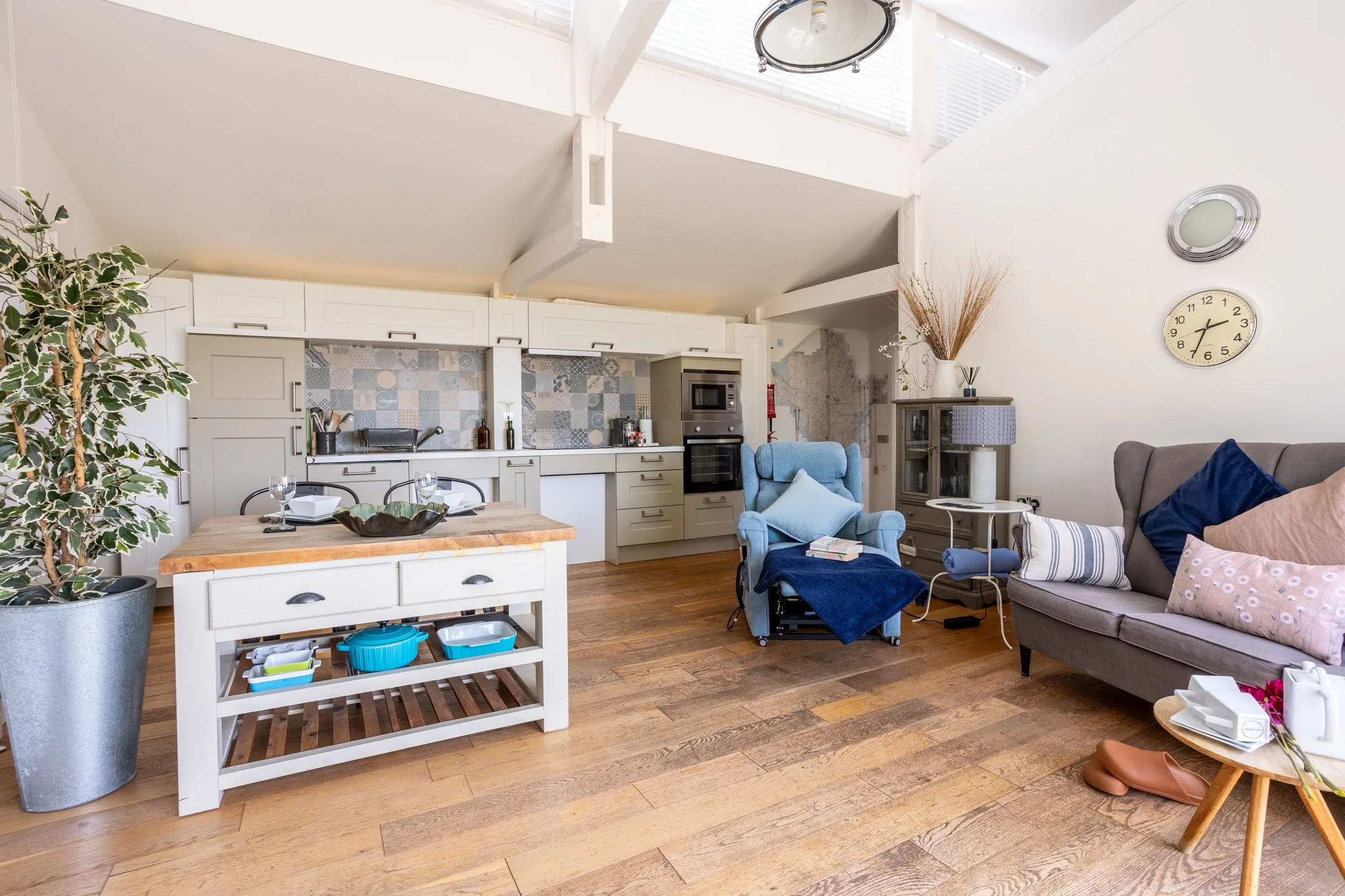 Owain's Lake View - living area - Llanfaelog