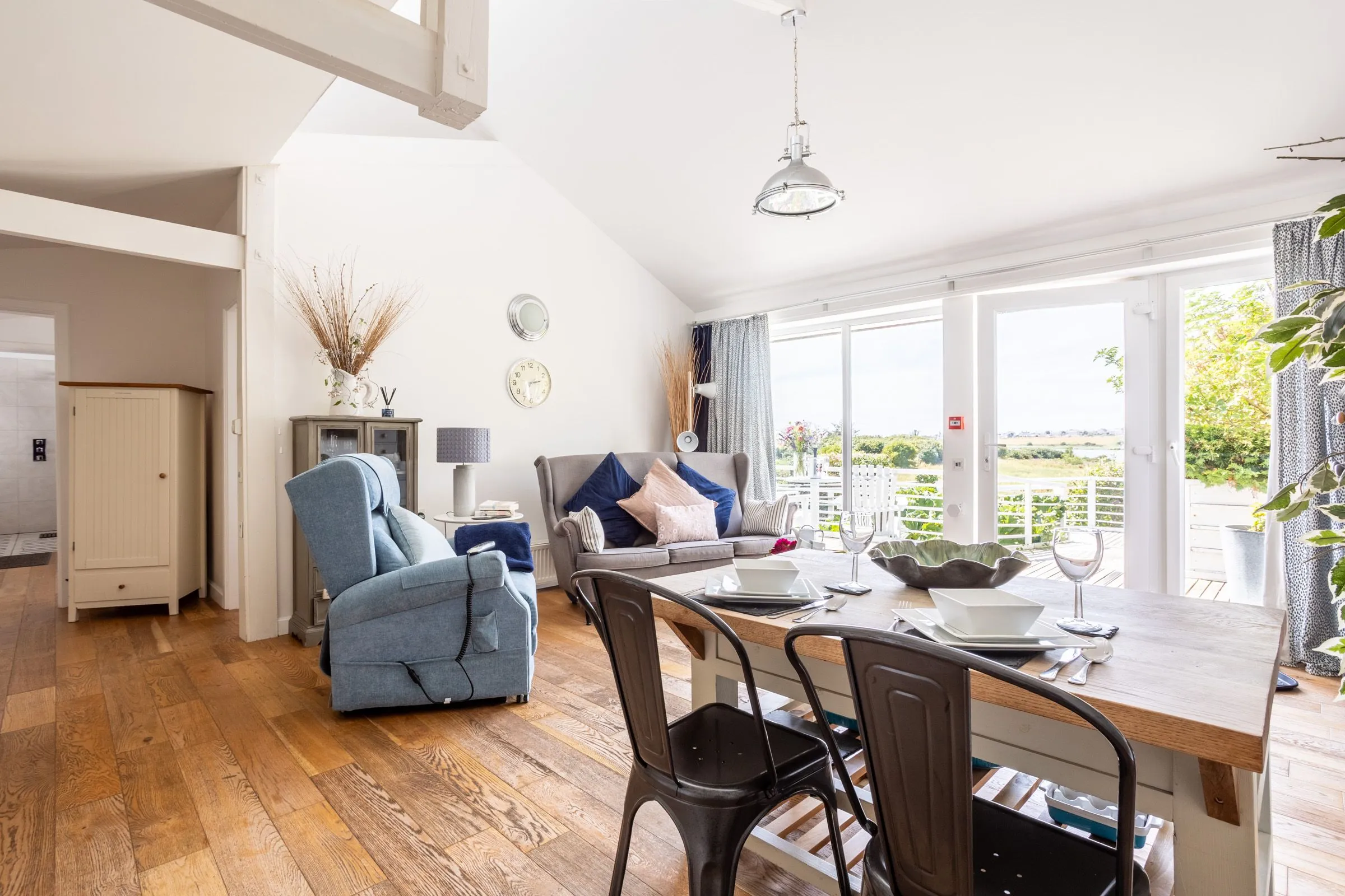 Owain's Lake View - lounge sofa - Llanfaelog