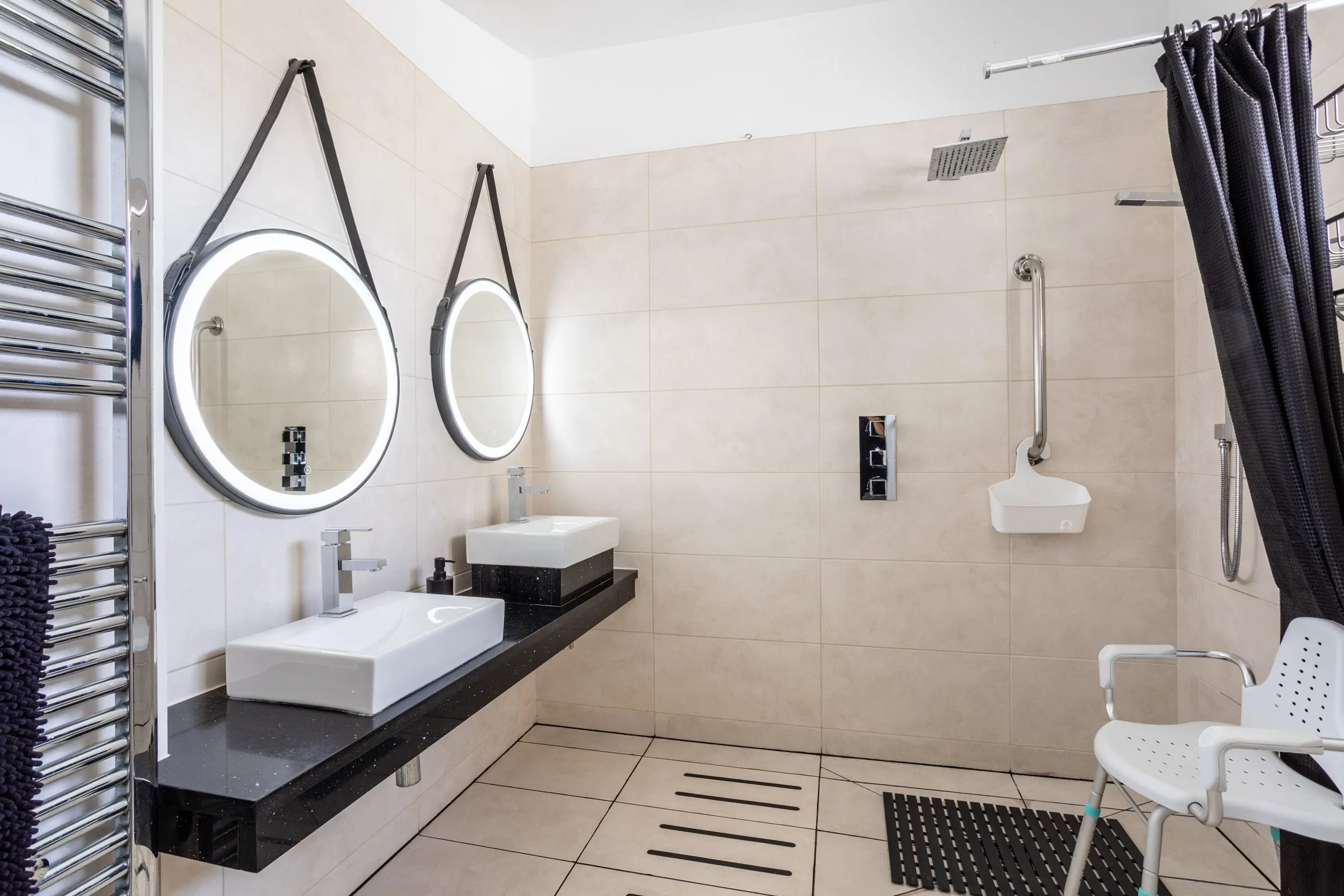 Owain's Lake View - Bathroom - Llanfaelog