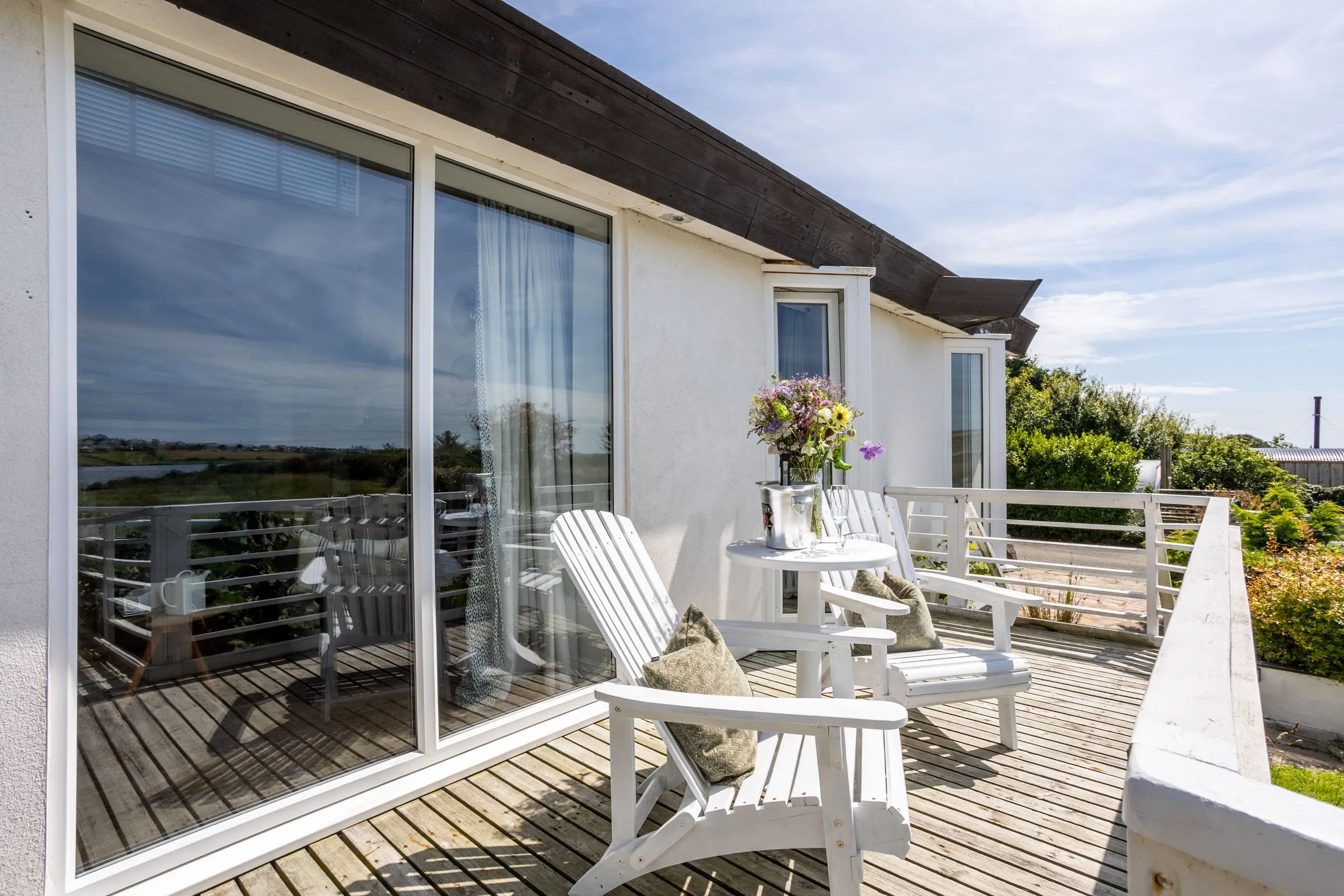 Owain's Lake View - decking back into lounge - Llanfaelog