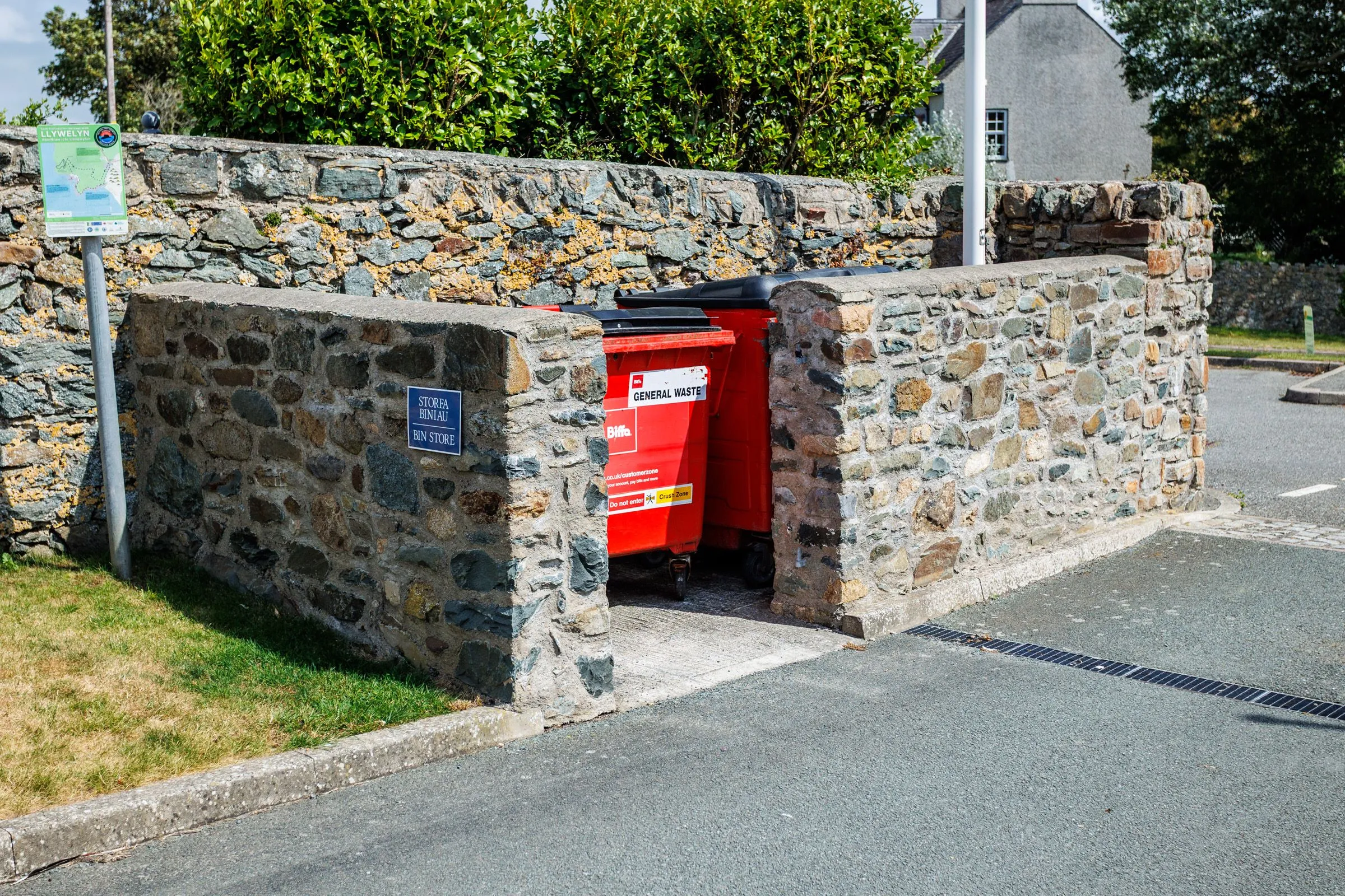 Bwthyn Branwen Aberffraw Bins