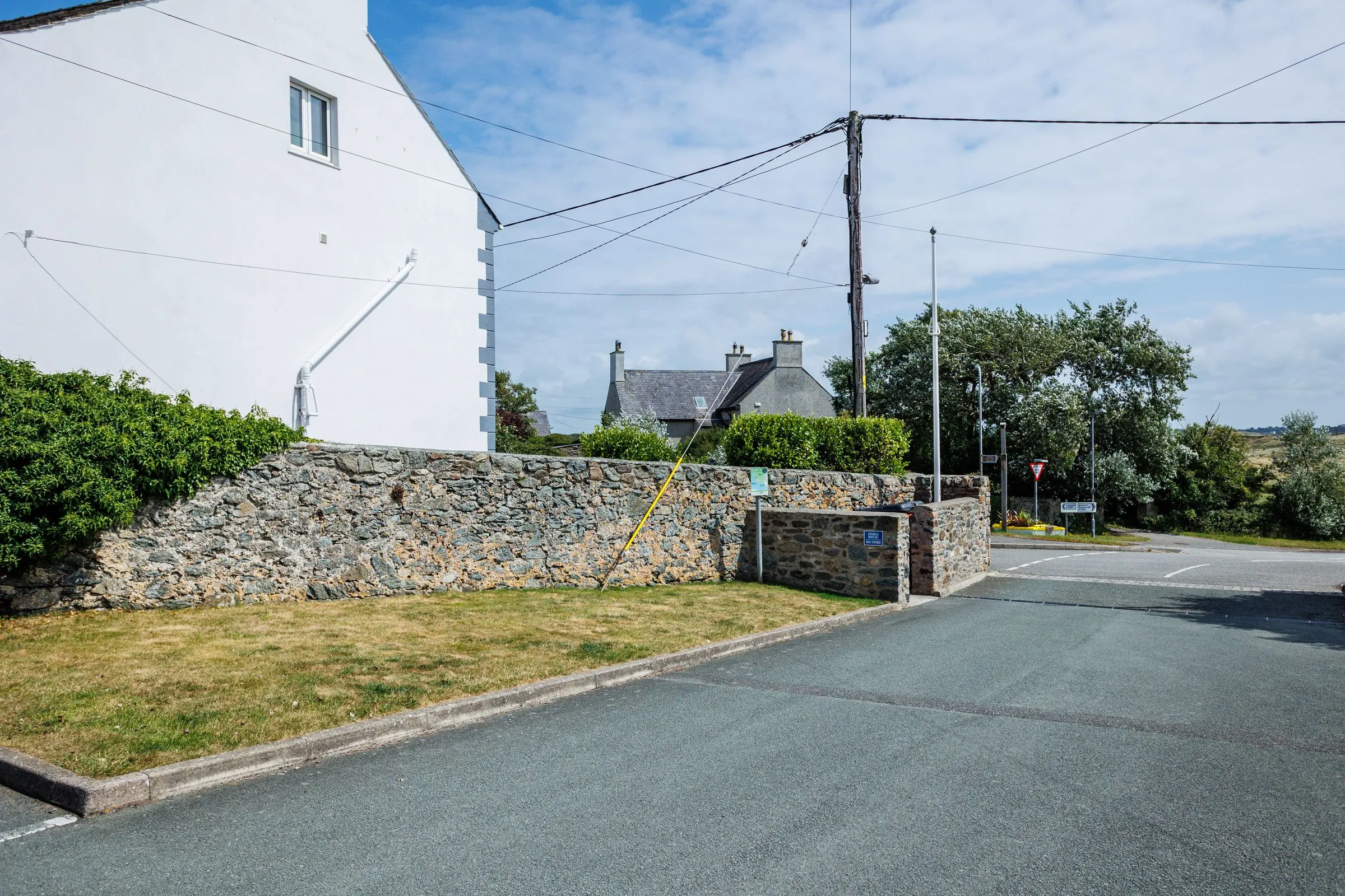 Bwthyn Dwynwen bin area