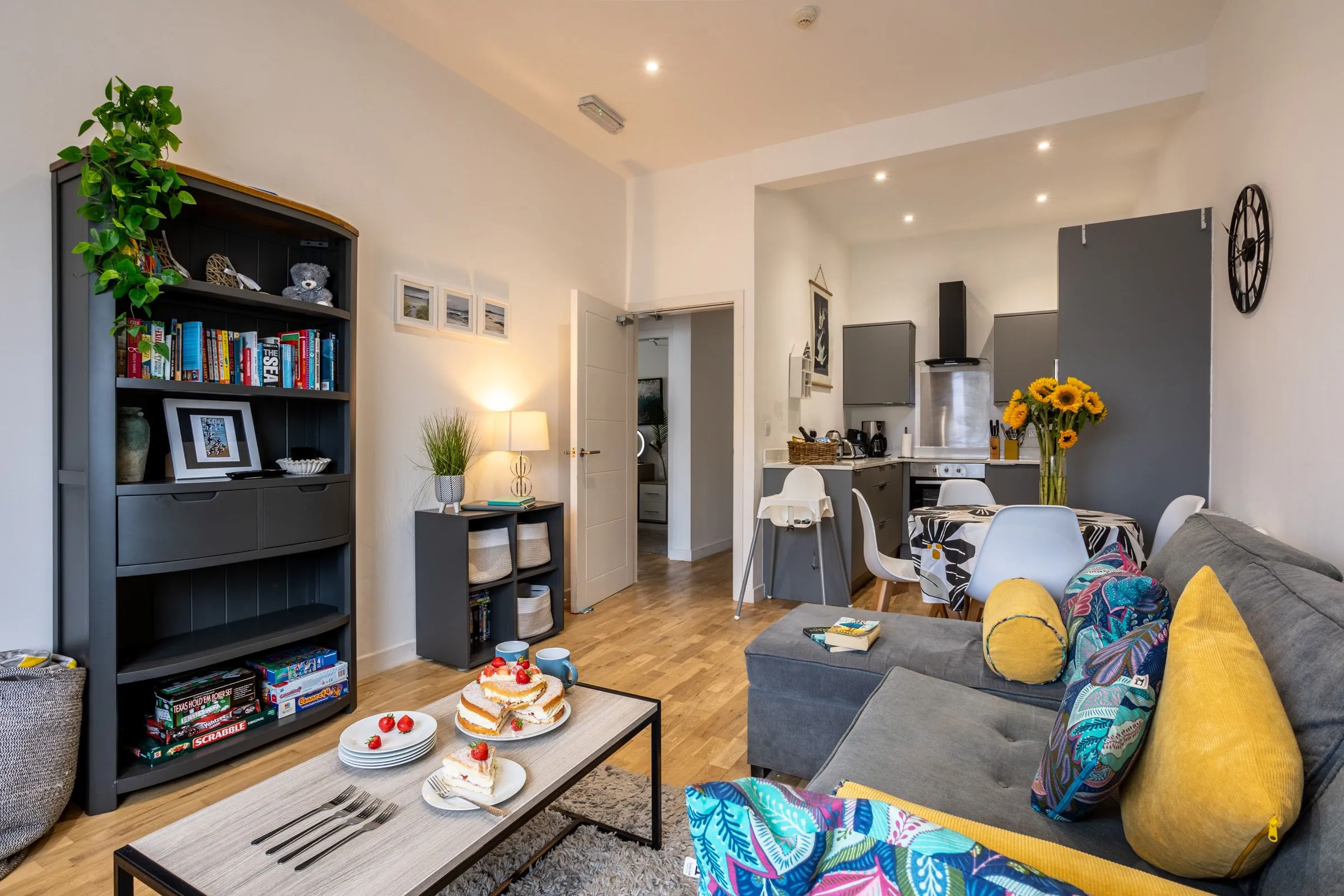 Surf's Edge - lounge/kitchen