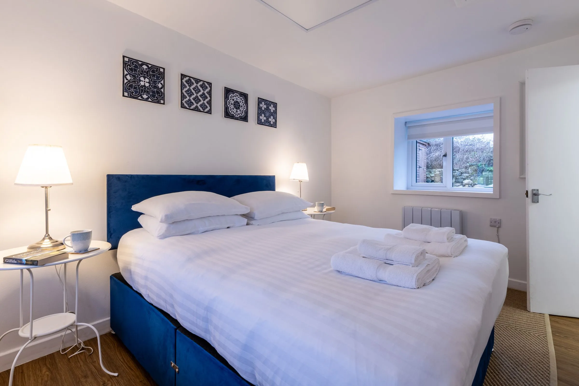 Ty Capel Bach - Master Bedroom King