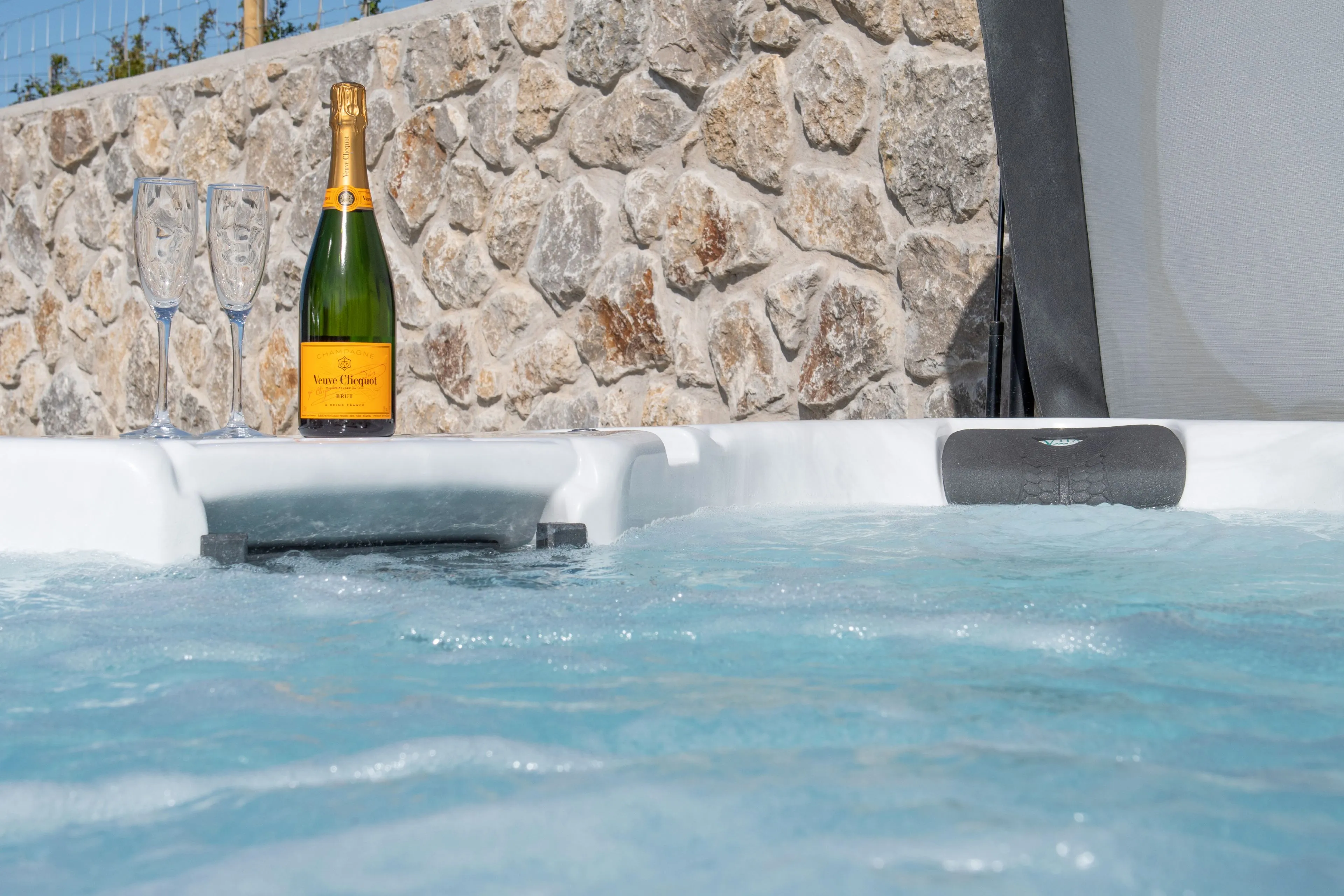 Ty Rhos Newydd Hot Tub and Champagne