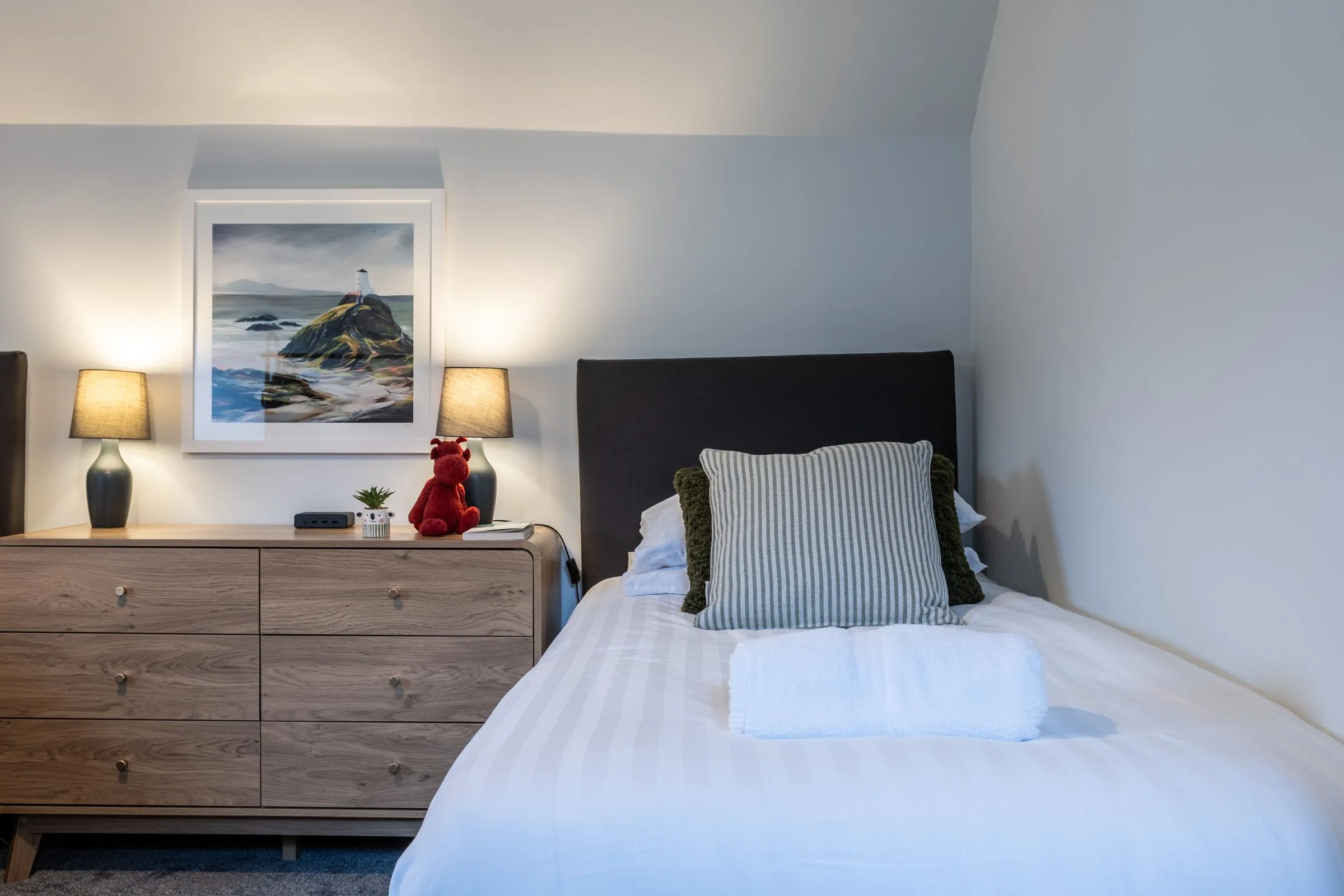 Ty Wawr - Twin Bed with Welsh Dragon