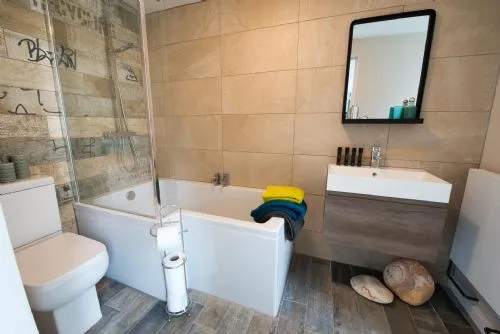 Bryn Bach Bathroom - LLanfaelog 