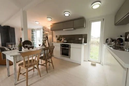 Bryn Bach Kitchen Diner - LLanfaelog 