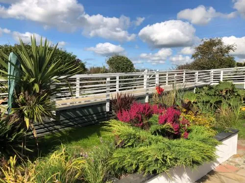 Owain's Lake View - Lake walkway - Llanfaelog 