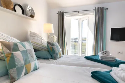 Owain's Lake View - Bed with towels