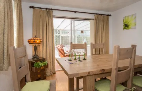 Rhonwil - Dining room table