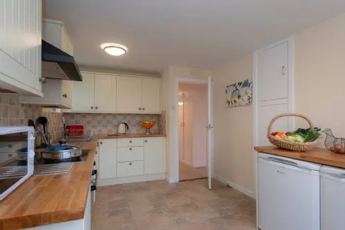 Marimar - Kitchen showing freezer and fridge