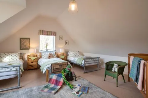 Lagwn Glas triple bed bedroom