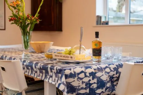 Lagwn Glas dining table