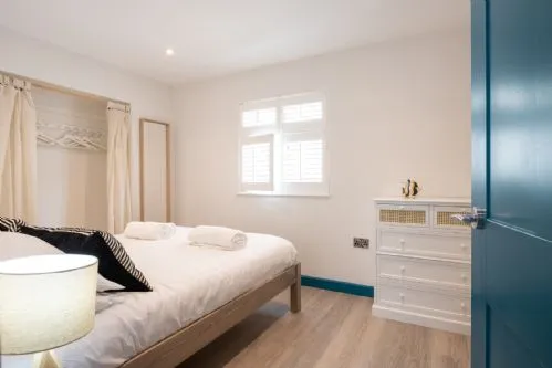Llys Y Celeste king bedroom