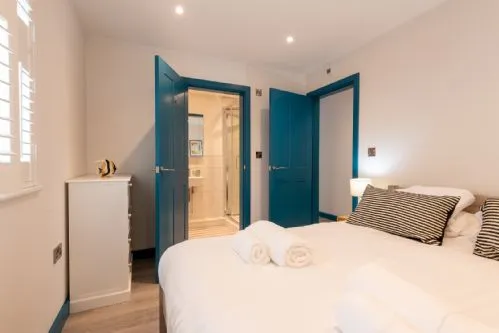 Llys Y Celeste king bedroom with ensuite 