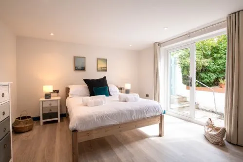 Llys Y Celeste king bedroom + ensuite