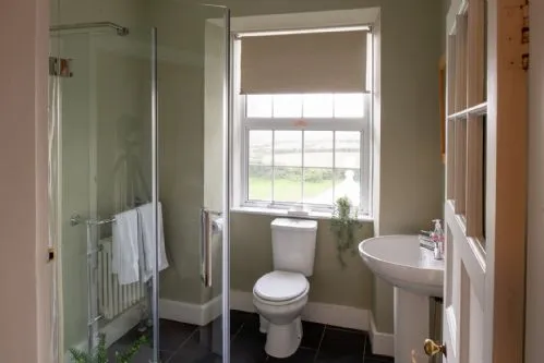 Ty Fferam Bailey family bathroom