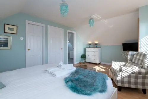 The Moorings - Upstairs superking with door to ensuite