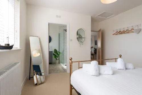Off the Hook - Door to ensuite