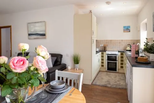 Y Bwthyn Dining Area and Kitchen