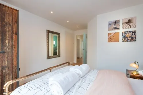 Faraway king room