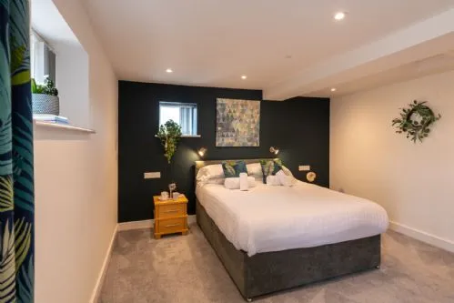 Hen Golchdy bedroom