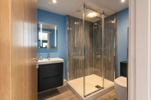 Hen Golchdy ensuite shower room
